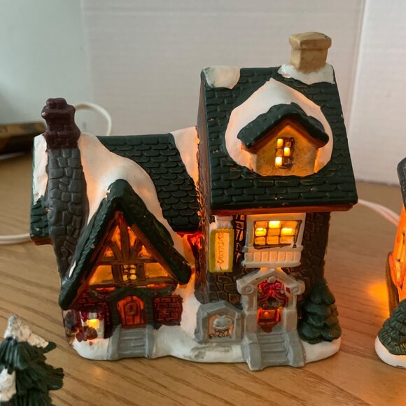 Vtg Holiday Traditions 8 Pc Lighted Christmas Village Set Hand Painted Porcelain - Picture 6 of 15